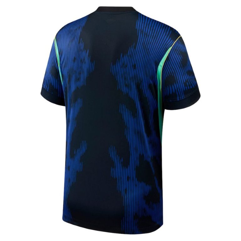 Le maillot noir et rose du PSG a fuité